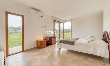 Casa en Venta 5 dormitorios   Cancha de Tenis y Sauna en Loma Escondida