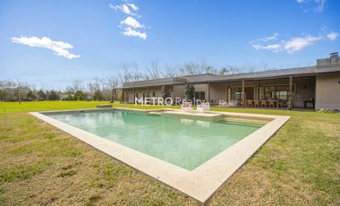 Casa en Venta 5 dormitorios   Cancha de Tenis y Sauna en Loma Escondida
