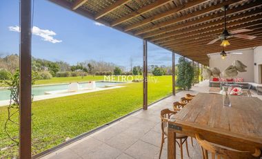 Casa en Venta 5 dormitorios   Cancha de Tenis y Sauna en Loma Escondida