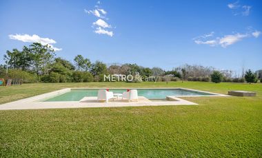 Casa en Venta 5 dormitorios   Cancha de Tenis y Sauna en Loma Escondida