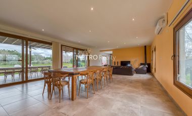 Casa en Venta 5 dormitorios   Cancha de Tenis y Sauna en Loma Escondida