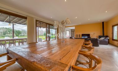 Casa en Venta 5 dormitorios   Cancha de Tenis y Sauna en Loma Escondida