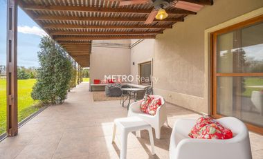 Casa en Venta 5 dormitorios   Cancha de Tenis y Sauna en Loma Escondida