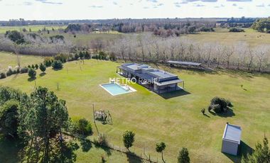 Casa en Venta 5 dormitorios   Cancha de Tenis y Sauna en Loma Escondida