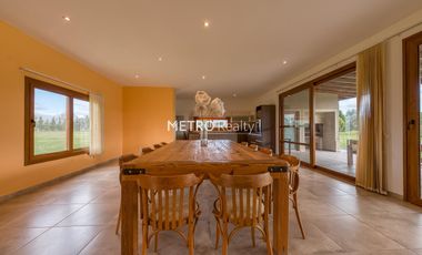 Casa en Venta 5 dormitorios   Cancha de Tenis y Sauna en Loma Escondida
