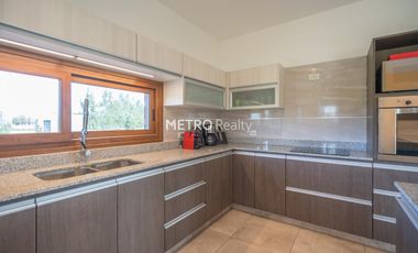 Casa en Venta 5 dormitorios   Cancha de Tenis y Sauna en Loma Escondida
