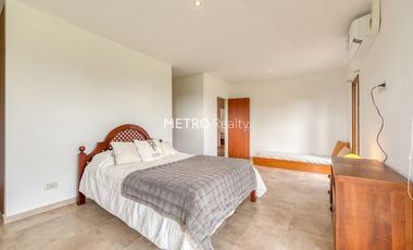 Casa en Venta 5 dormitorios   Cancha de Tenis y Sauna en Loma Escondida