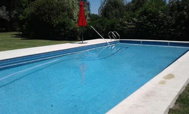 Casa en venta - 4 Dormitorios 6 Baños - 900Mts2 - Luján