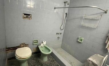 Casa en  venta con lote de 10 x 20 con patio y dormitorios - Wilde