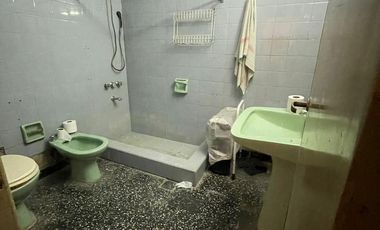 Casa en  venta con lote de 10 x 20 con patio y dormitorios - Wilde