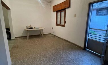 Casa en  venta con lote de 10 x 20 con patio y dormitorios - Wilde