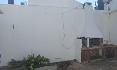 Casa en  venta con lote de 10 x 20 con patio y dormitorios - Wilde