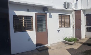 Casa en  venta con lote de 10 x 20 con patio y dormitorios - Wilde