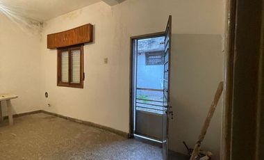 Casa en  venta con lote de 10 x 20 con patio y dormitorios - Wilde