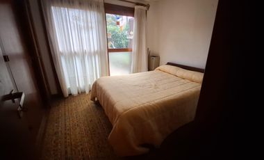 Casa de cuatro ambientes. Con quincho y gran parque.