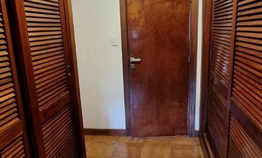 Casa de cuatro ambientes. Con quincho y gran parque.