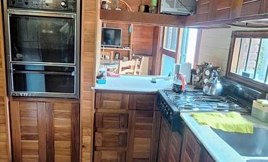Casa de cuatro ambientes. Con quincho y gran parque.