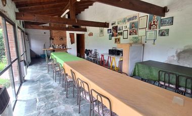 Casa de cuatro ambientes. Con quincho y gran parque.