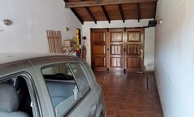 Casa de cuatro ambientes. Con quincho y gran parque.