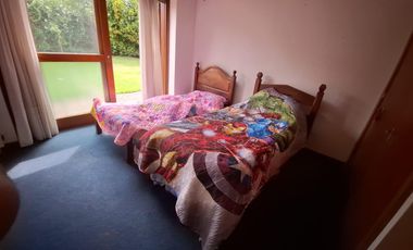 Casa de cuatro ambientes. Con quincho y gran parque.