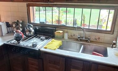 Casa de cuatro ambientes. Con quincho y gran parque.