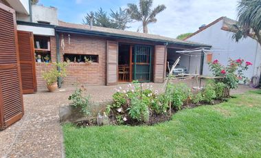Casa de cuatro ambientes. Con quincho y gran parque.