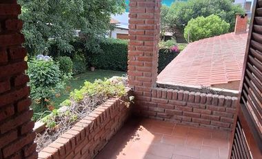 Casa de cuatro ambientes. Con quincho y gran parque.