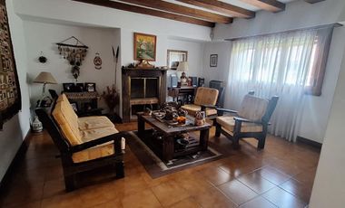 Casa de cuatro ambientes. Con quincho y gran parque.