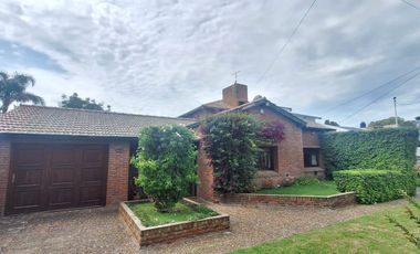 Casa de cuatro ambientes. Con quincho y gran parque.