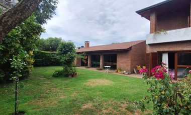 Casa de cuatro ambientes. Con quincho y gran parque.