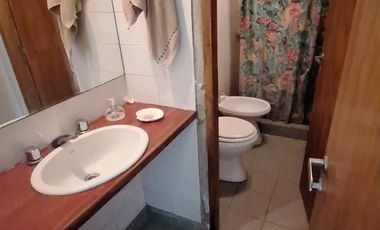 Casa de cuatro ambientes. Con quincho y gran parque.