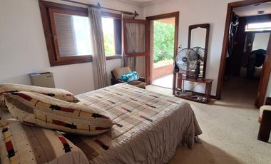 Casa de cuatro ambientes. Con quincho y gran parque.