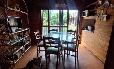 Casa de cuatro ambientes. Con quincho y gran parque.