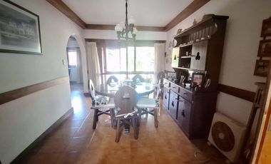 Casa de cuatro ambientes. Con quincho y gran parque.