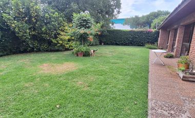 Casa de cuatro ambientes. Con quincho y gran parque.