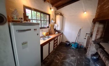 Casa de cuatro ambientes. Con quincho y gran parque.