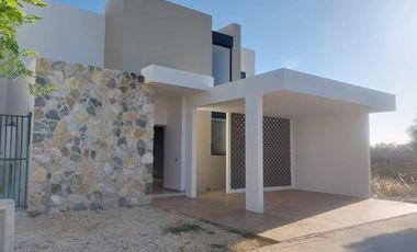 Casa en venta 3 recámaras una en PB  entrega inmediata en Cholull, Mérida