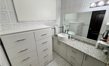 ALBROOK / CON PANELES SOLARES / 300m2 / 4 HABITACIONES / JARDIN