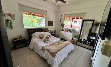 ALBROOK / CON PANELES SOLARES / 300m2 / 4 HABITACIONES / JARDIN