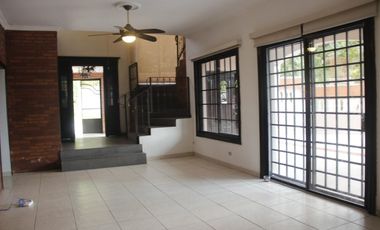 Se Vende Casa Unifamiliar de 2 Niveles en Villa de Las Fuentes