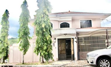 Se Vende Casa Unifamiliar de 2 Niveles en Villa de Las Fuentes