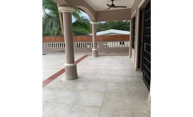 Se Vende Casa Unifamiliar de 2 Niveles en Villa de Las Fuentes