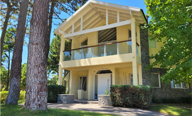 Casa en Venta - Zona Alamos - Vista al Golf - Calidad de Construcción