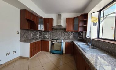 Alquiler Casa de Lujo con Piscina en Urbanización Biblos, Samborondón