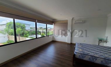 Alquiler Casa de Lujo con Piscina en Urbanización Biblos, Samborondón