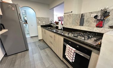 HERMOSO APARTAMENTO AMOBLADO EN EL POBLADO MEDELLIN AMPLIO E ILUMINADO