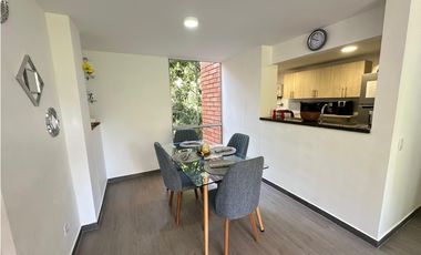 HERMOSO APARTAMENTO AMOBLADO EN EL POBLADO MEDELLIN AMPLIO E ILUMINADO