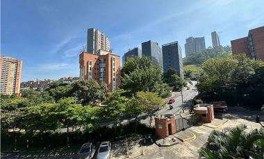 HERMOSO APARTAMENTO AMOBLADO EN EL POBLADO MEDELLIN AMPLIO E ILUMINADO