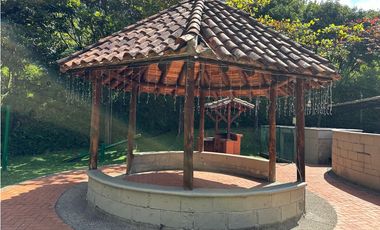 HERMOSO APARTAMENTO AMOBLADO EN EL POBLADO MEDELLIN AMPLIO E ILUMINADO