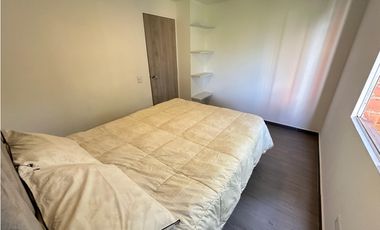 HERMOSO APARTAMENTO AMOBLADO EN EL POBLADO MEDELLIN AMPLIO E ILUMINADO